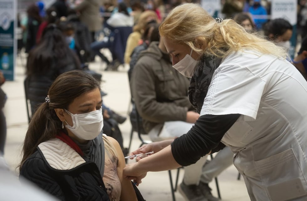 Vacunación: la aplicación de segundas dosis aumentó 155%, pero el esquema no se completaría hasta noviembre