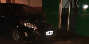 Posadas: borracho atropelló con su vehículo a un colectivo estacionado