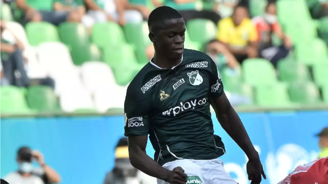 El volante colombiano de 24 años Andrés Felipe Colorado, cerca de Belgrano (La Voz).