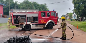 Se incendió una motocicleta tras un accidente en Puerto Iguazú.