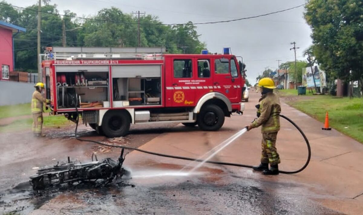 Se incendió una motocicleta tras un accidente en Puerto Iguazú.