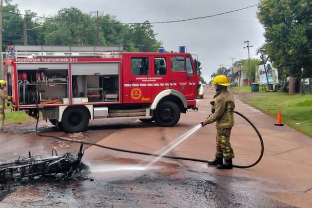 Se incendió una motocicleta tras un accidente en Puerto Iguazú.