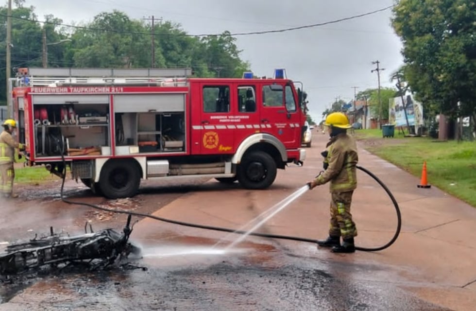 Se incendió una motocicleta tras un accidente en Puerto Iguazú
