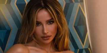 Micro top y jean semi oxford: Brenda Asnicar posó frente al espejo con un look super relajado