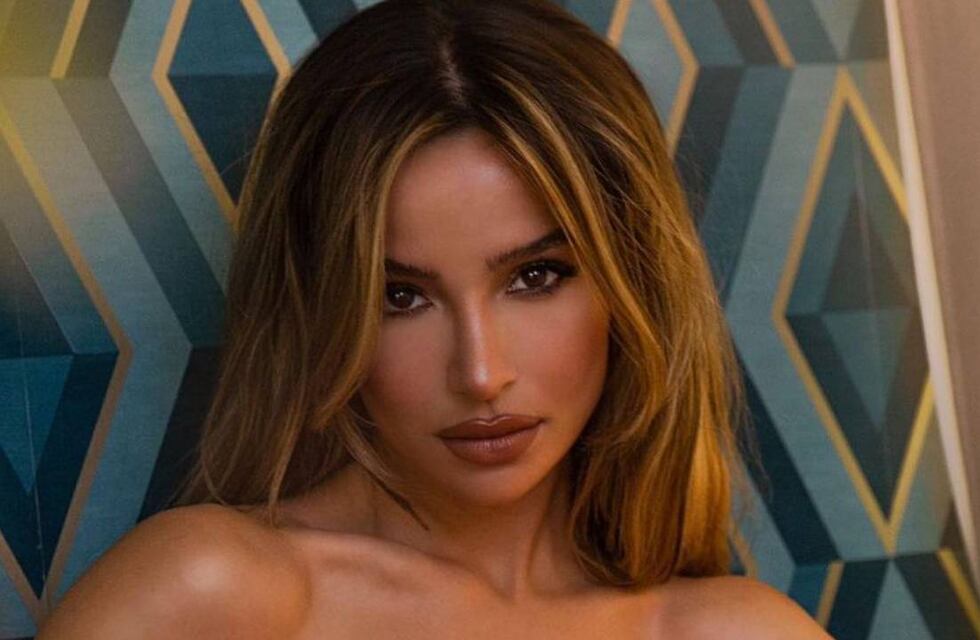 Brenda Asnicar encandiló desde Italia al modelar en bikini