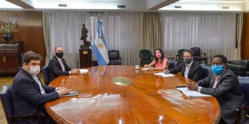 El Ministro de Economía, Martin Guzmán, acompañado por el representante argentino ante el FMI, Sergio Chodos, con la delegación del FMI. (Foto: Prensa Economía)