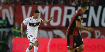 Newell's recibió a Platense por la fecha 8 de la Copa de la Liga Profesional 2022. Iván Gómez ingresó como titular.
