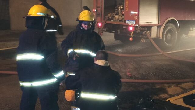 Se incendió un depósito en la zona industrial de Puerto Iguazú.