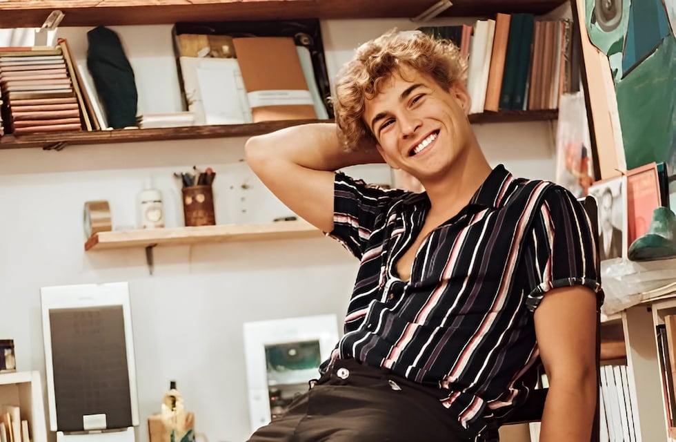 Entre libros y lienzos: el espacio de resistencia de Santiago, el actor cordobés de La Sociedad de la Nieve