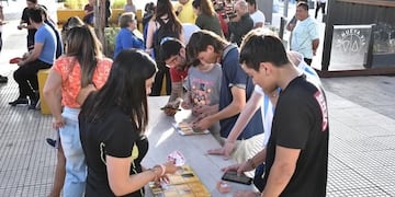 Intercambian figuritas del Mundial en el Paseo del Padre de la ciudad de San Luis
