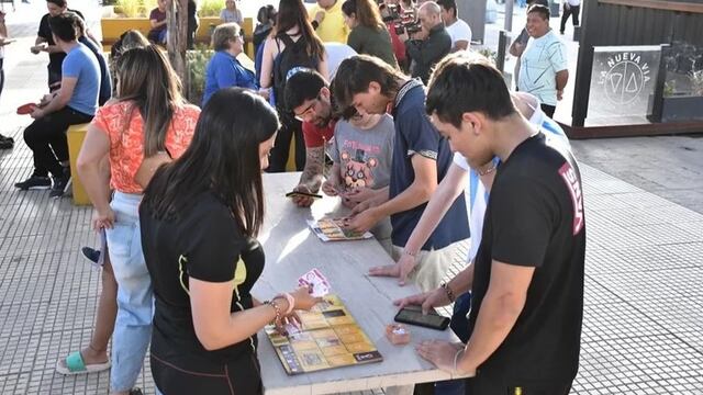 Intercambian figuritas del Mundial en el Paseo del Padre de la ciudad de San Luis