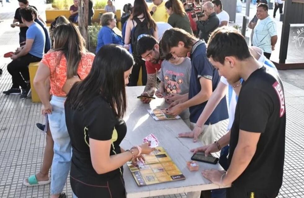 Intercambian figuritas del Mundial en el centro de San Luis