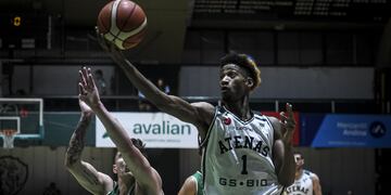 Latraius Mosley sigue aportando un fuerte goleo para Atenas. No alcanzó (Marcelo Endelli / La Liga).