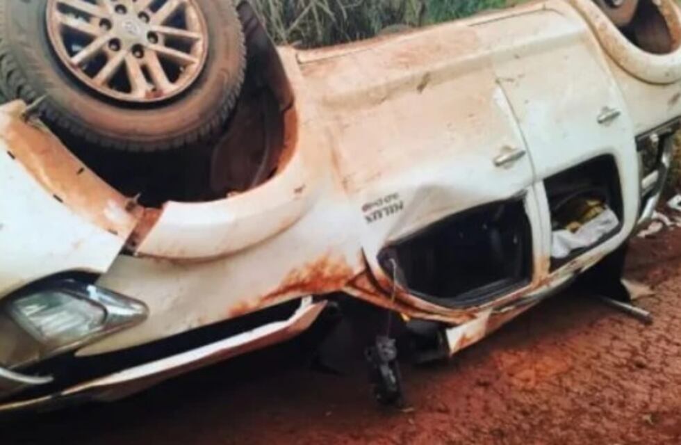 Intentó evadir un control y volcó la camioneta con contrabando de cigarrillos en Comandante Andresito