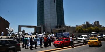 Reclamo. Los trabajadores interesados en retiro voluntario exigen una mejora en la propuesta. (Pedro Castillo/Archivo)