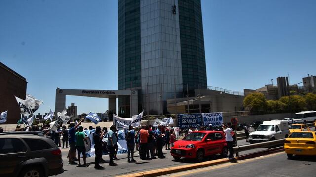 Reclamo. Los trabajadores interesados en retiro voluntario exigen una mejora en la propuesta. (Pedro Castillo/Archivo)