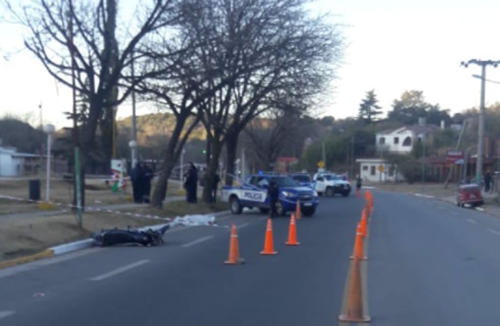 Accidente fatal en Salsipuedes: un empleado municipal murió tras chocar contra un árbol