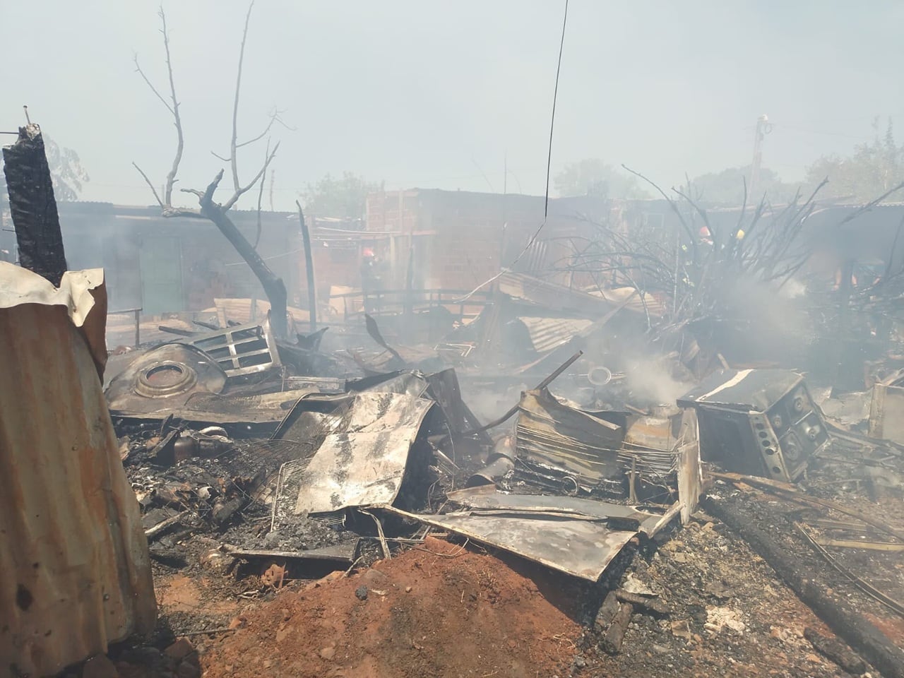 Siete viviendas resultaron afectadas por un incendio en el barrio Los Oleritos de Posadas.