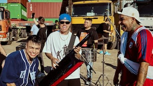 Callejero Fino sacó su lado más romántico en “Te invito a bailar”, la colaboración con La T y la M que es furor