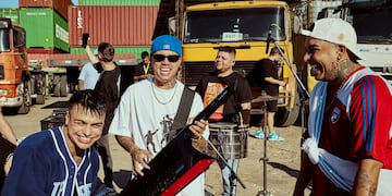 Callejero Fino sacó su lado más romántico en “Te invito a bailar”, la colaboración con La T y la M que es furor