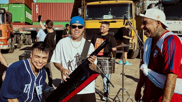 Callejero Fino sacó su lado más romántico en “Te invito a bailar”, la colaboración con La T y la M que es furor