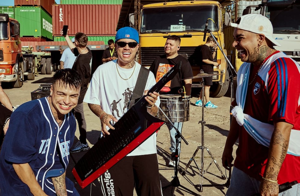 Callejero Fino sacó su lado más romántico en “Te invito a bailar”, la colaboración con La T y la M que es furor