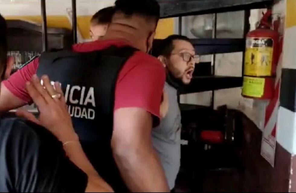 Video: Un hombre se atrincheró en Palermo y tomó a dos policías de rehenes