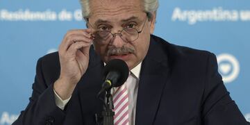 Fotografía de archivo fechada el 12 de agosto de 2020 que muestra al presidente de Argentina, Alberto Fernández, mientras habla durante una conferencia de prensa en la Casa Presidencial Los Olivos (Foto: EFE/ Juan Mabromata)