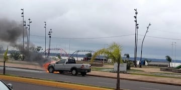 Se incendió un auto en plena costanera de Posadas.