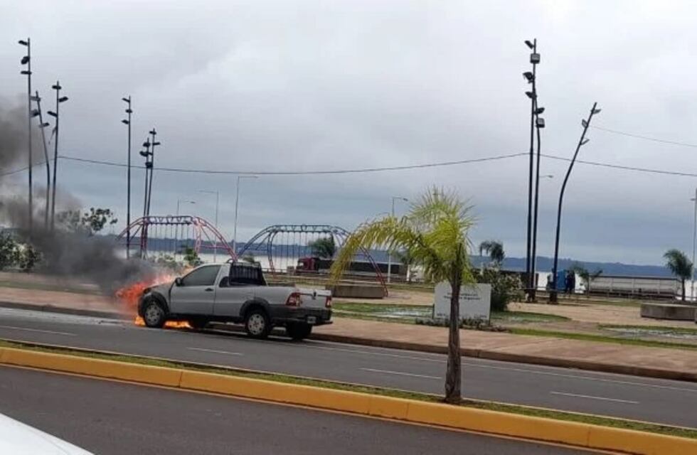 Se incendió un auto en plena costanera de Posadas