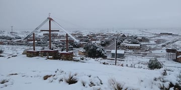 Vista del pueblo de Tres Cruces, bajo el manto de nieve que cayó en este verano 2021.