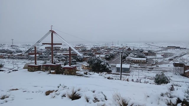 Vista del pueblo de Tres Cruces, bajo el manto de nieve que cayó en este verano 2021.