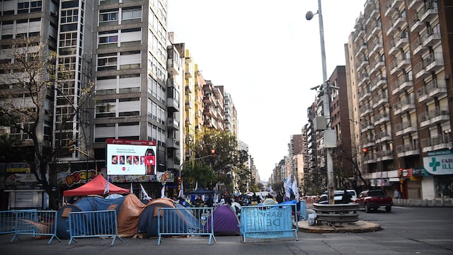 Marcha piquetera y acampe en Córdoba: complicaciones en el tránsito. (Pedro Castillo / La Voz)