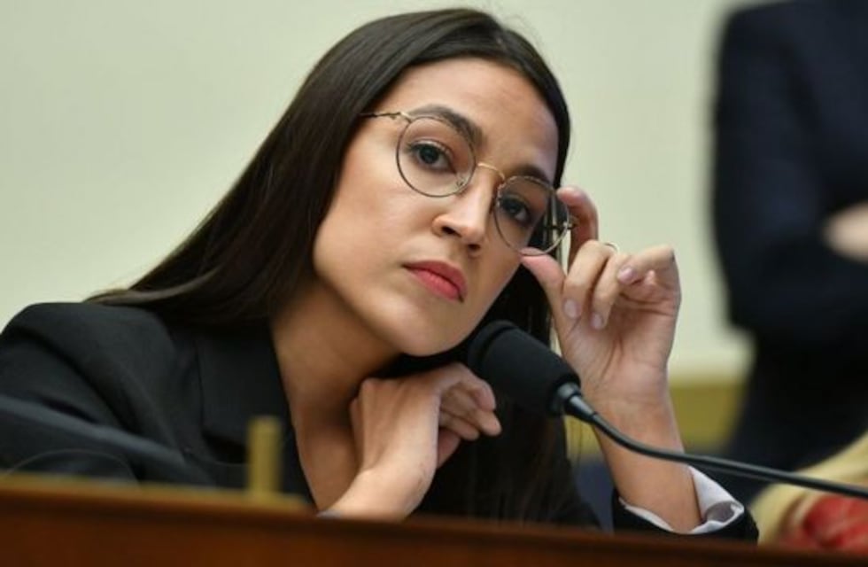 La congresista estadounidense Alexandria Ocasio-Cortez reveló que fue agredida sexualmente