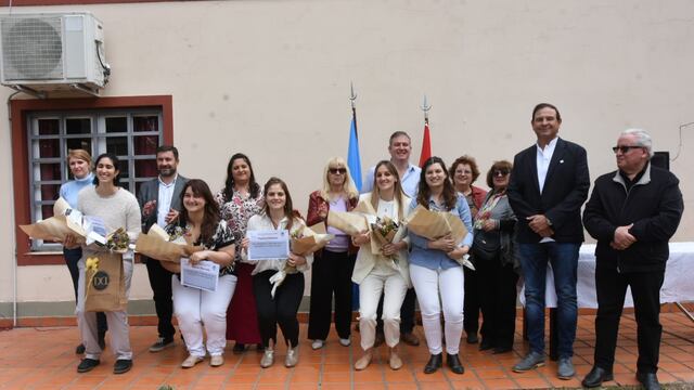 Acto de colación de 5 médicas que hicieron la residencia en el Hospital de Rafaela