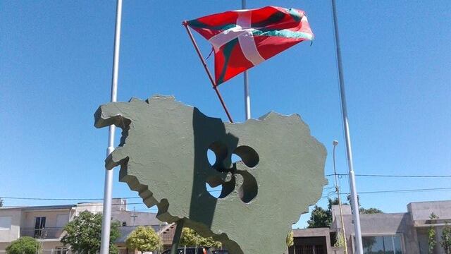 Plaza de los Países Vascos, Tres Arroyos