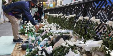 Ciudadanos dejaron arreglos florales en recuerdo de las víctimas fatales de la avalancha humana ocurrida durante los festejos de Halloween en Seúl, Corea del Sur.