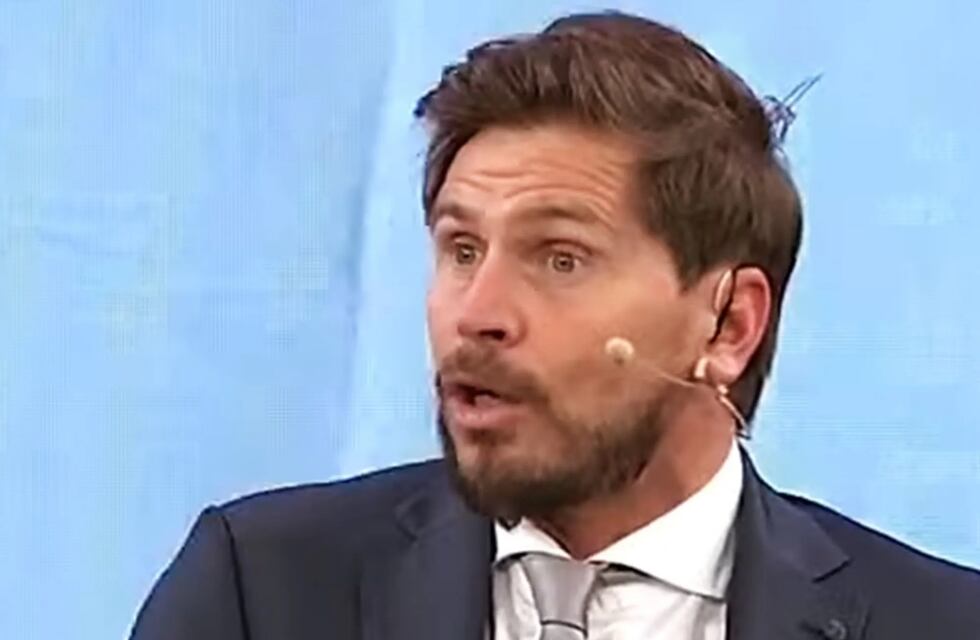 Fin del misterio: el “Pollo” Vignolo mostró la manó izquierda al aire y mató el mito