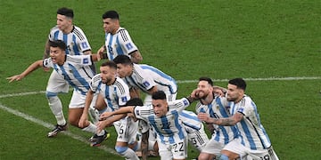 Lusail (Qatar), 18/12/2022.- Lionel Messi (2-R) of Argentina and his teammates celebrate after winning the FIFA World Cup 2022 Final between Argentina and France at Lusail stadium, Lusail, Qatar, 18 December 2022. (Mundial de Fútbol, Francia, Estados Unidos, Catar) EFE/EPA/Georgi Licovski