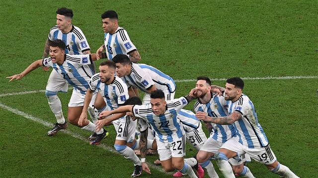 Lusail (Qatar), 18/12/2022.- Lionel Messi (2-R) of Argentina and his teammates celebrate after winning the FIFA World Cup 2022 Final between Argentina and France at Lusail stadium, Lusail, Qatar, 18 December 2022. (Mundial de Fútbol, Francia, Estados Unidos, Catar) EFE/EPA/Georgi Licovski