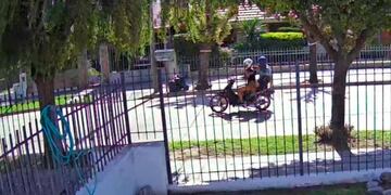 Motochorros le gatillaron a una mujer con su hija.