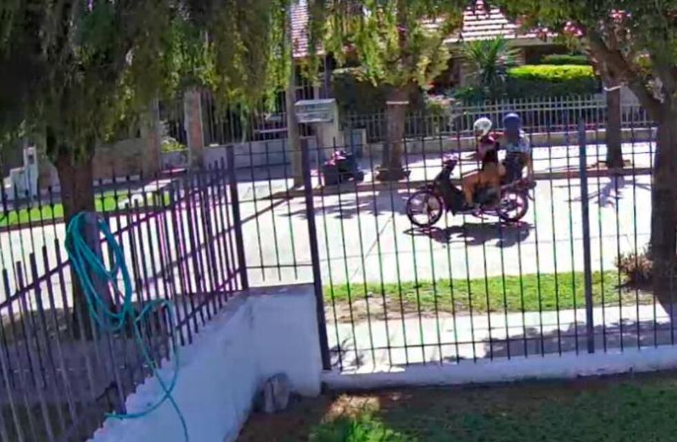 “Levantate la remera hija de p...”: la amenaza de dos motochoros tras robarle a una mujer en Córdoba