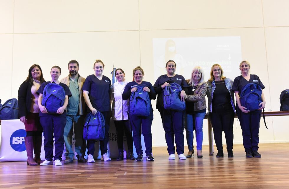 Estudiantes de 2º año de Enfermería recibieron mochilas técnicas