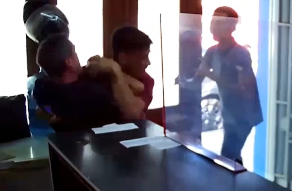 Atacaron a sillazos a un quinielero para robarle: el video del momento
