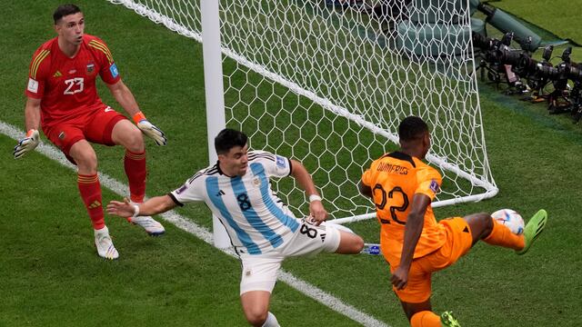 Argentina enfrenta a Países Bajos buscando un lugar en semifinales. (AP).