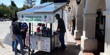 El primer "Higienizador Solar Móvil" desarrollado en Jujuy, entregado por la fundación EcoAndina en Humahuaca.