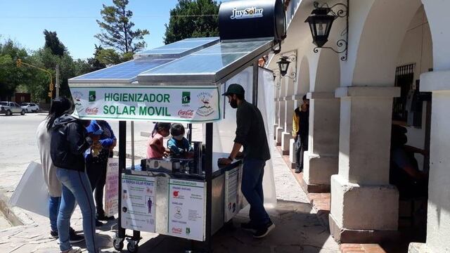 El primer "Higienizador Solar Móvil" desarrollado en Jujuy, entregado por la fundación EcoAndina en Humahuaca.