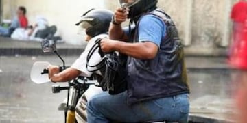 Motochorros asaltaron a una mujer de 48 años que caminaba tranquilamente hablando por teléfono. Imagen ilustrativa.