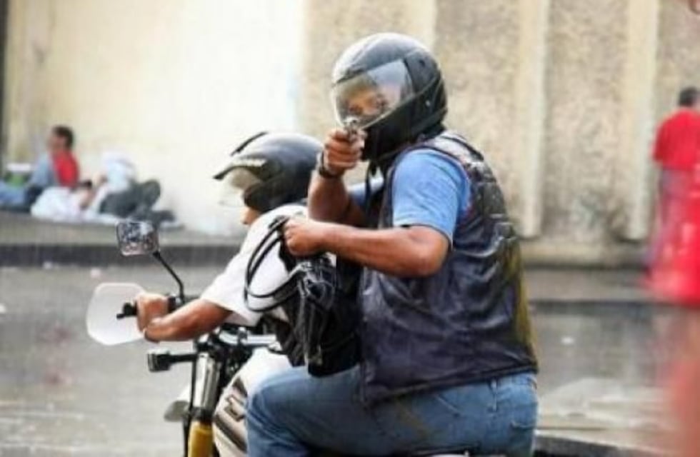 Motochorros atacaron violentamente a joven para robarle el celular