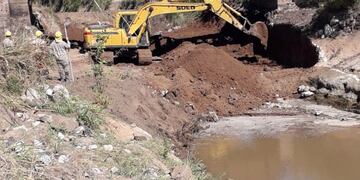 Trabajo de remoción puente NCA obra readecuación Canal Vila Cululu - Cañada Sunchales
